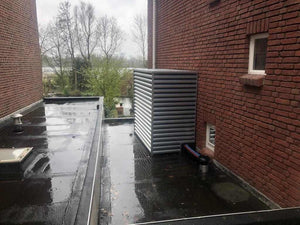 geluidskast warmtepomp op plat dak tegen gevel